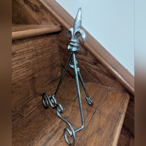 Vintage Fleur De Lis Antiqued Metal Plate Holder, Photo Easel Holder - Picture 4 of 7